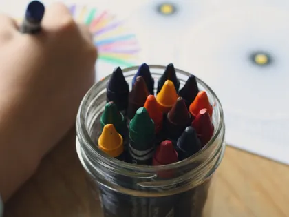 crayons-1445054_1920.jpg